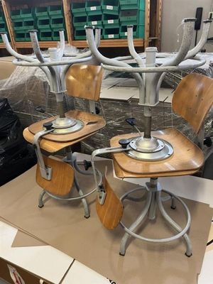 quatre chaises et une table dans une pièce remplie de cartons