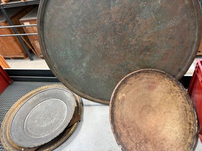 de nombreux types de casseroles exposés dans un magasin