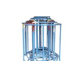 une image représentant une cage métallique bleue munie de quatre poignées rouges et jaunes