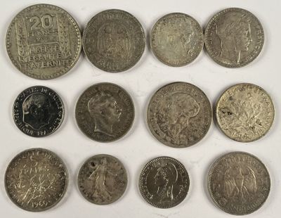 l'image d'un groupe de pièces de monnaie posées sur une surface blanche