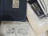 une boîte remplie de vieux livres et de vieux papiers posée par terre
