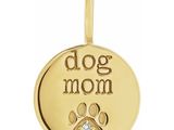 un pendentif en forme de maman chien en or, orné d'une empreinte de patte en diamant