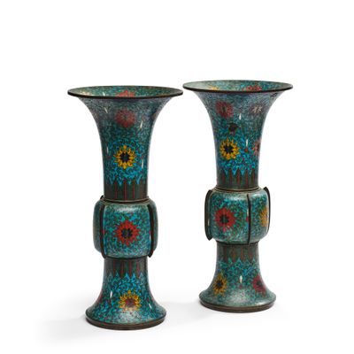 une paire de vases bleus et verts posés sur une surface blanche