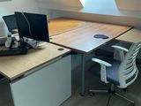 un bureau avec deux ordinateurs et une chaise dans la chambre