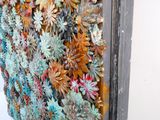 une photo d'une photo d'un mur orné de fleurs