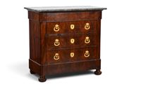 COMMODE en acajou et placage d'acajou flammé, elle ouvre à q…