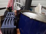 un grand seau bleu posé sur une table, à côté d'autres objets