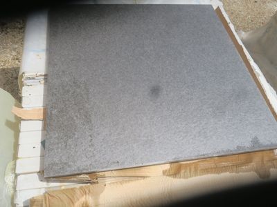 une photo d'un morceau de béton posé par terre