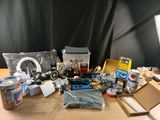 une table sur laquelle se trouvent de nombreux objets