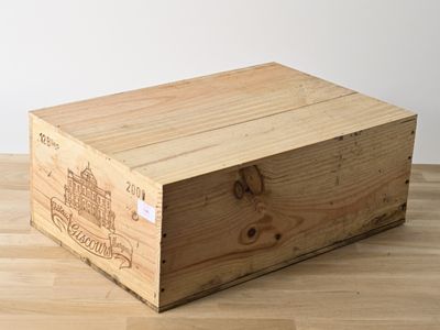 une caisse en bois posée sur un parquet