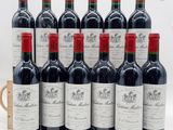 un groupe de bouteilles de vin posées sur une table