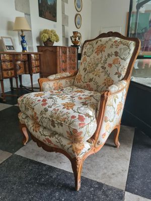une chaise qui se trouve dans une pièce au sol carrelé