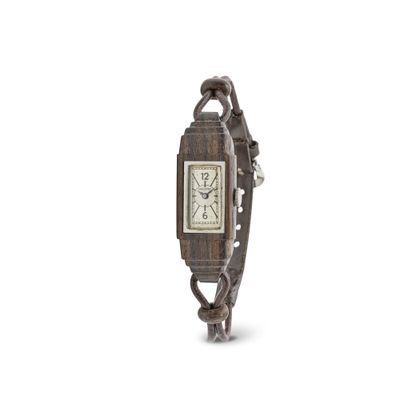 l'image d'une montre-bracelet entourée d'une chaîne