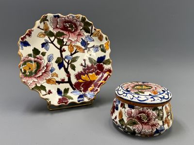 deux pièces de poterie ornées de fleurs, posées l'une à côté de l'autre