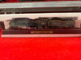 une maquette de train exposée sur une surface rouge