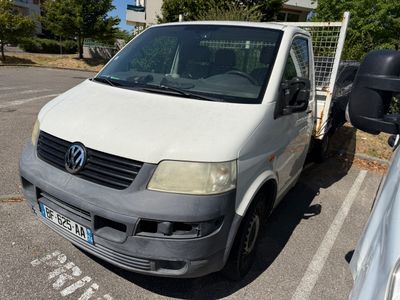 une camionnette blanche garée dans un parking