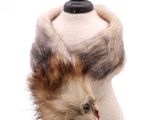 un animal à fourrure posé sur un mannequin