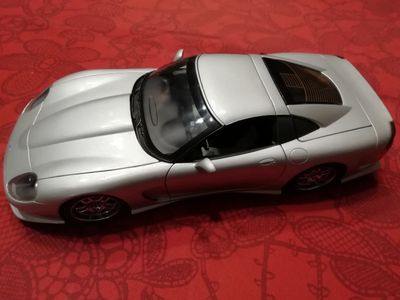 une petite voiture posée sur une surface rouge