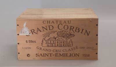 une boîte en bois avec une étiquette de vin