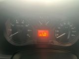 un gros plan sur le compteur de vitesse situé sur le tableau de bord d'une voiture