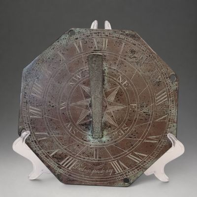 une grande horloge dont le cadran est orné de chiffres romains