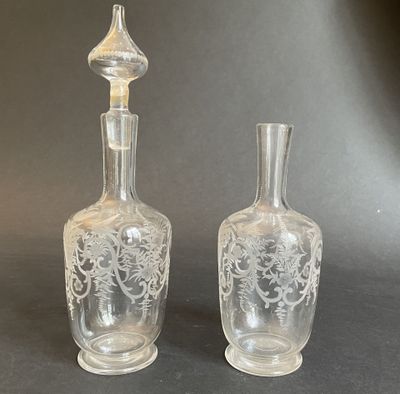 deux vases en verre transparent posés l'un à côté de l'autre sur une table