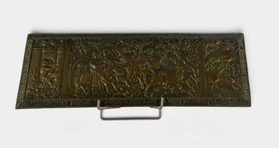 un gros plan d'une boîte en métal ornée d'un motif