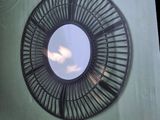 une photo d'une vitrine avec un miroir et un ventilateur