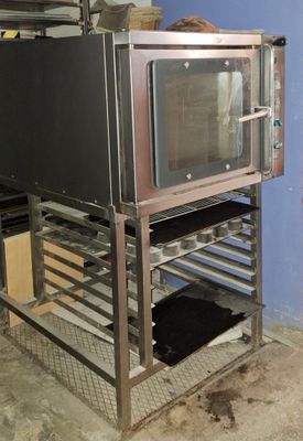 une étagère métallique sur laquelle est posé un micro-ondes