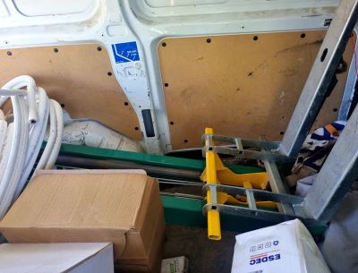 un tas d'objets divers à l'arrière d'une camionnette
