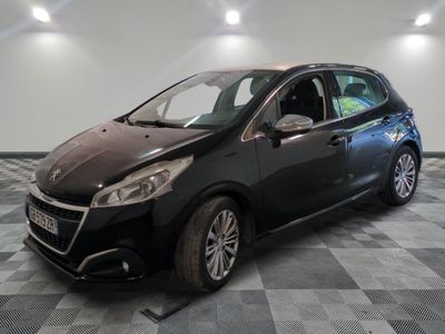 la photo d'une voiture noire garée dans un garage