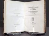 deux livres ouverts posés sur une table, avec des verres dessus