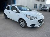 la petite voiture blanche est garée devant un bâtiment