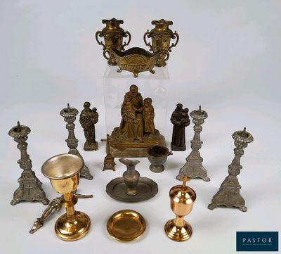 de nombreux types de bougies et de bougeoirs sur la table