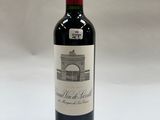 une bouteille de vin posée sur une table