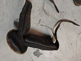 une paire de chaussures posée par terre à côté d'une autre paire de chaussures