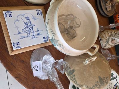 une table en bois sur laquelle sont posés un bol, un vase et d'autres objets