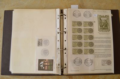un livre ouvert avec des timbres, posé sur une table