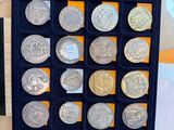 une photo d'une vitrine contenant de nombreuses pièces de monnaie