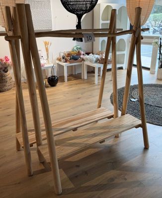 un support en bois surmonté d'un ventilateur dans un salon