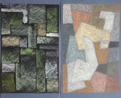 deux tableaux de couleurs et de formes différentes sur un fond bleu
