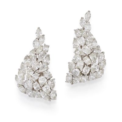 une paire de boucles d'oreilles à clip en diamants, signée Van Cleef