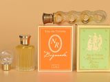 de nombreux flacons de parfum posés sur une table