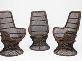 trois chaises en osier avec une armature et des pieds en métal
