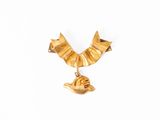 un collier en or orné d'un oiseau et d'un poisson