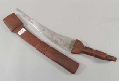 Grand poignard, manche et fourreau en cuir