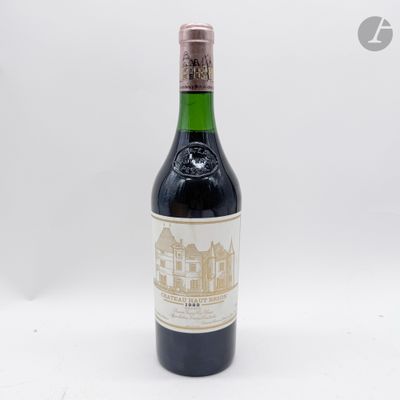 une bouteille de vin posée sur une table
