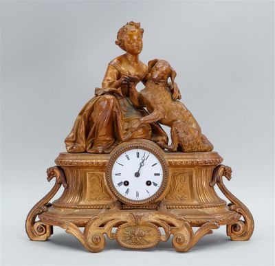 Pendule en laiton représentant un chien et une dame. France,…