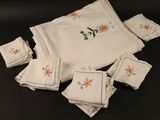 plusieurs morceaux de tissu ornés de fleurs brodées sur un fond noir