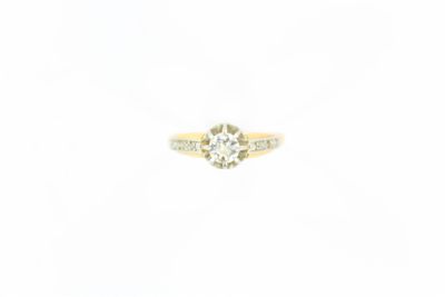 gros plan d'une bague en diamant sur fond blanc
